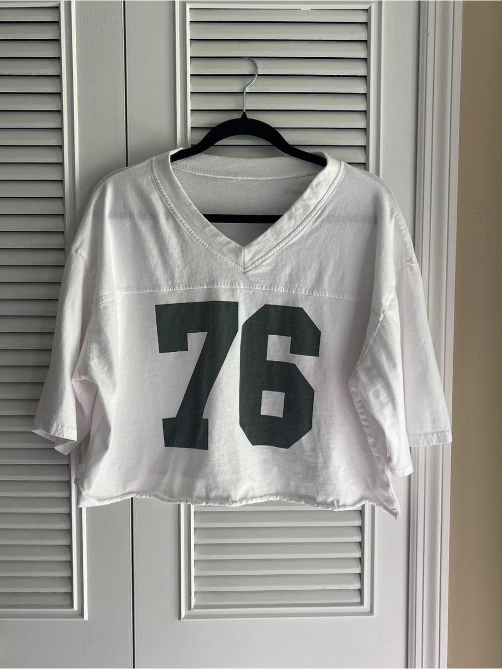 Cropped V-Neck Women's Tee with '76' Print - White